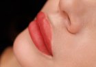 Vollschattierung der Lippen mit Permanent Make-up