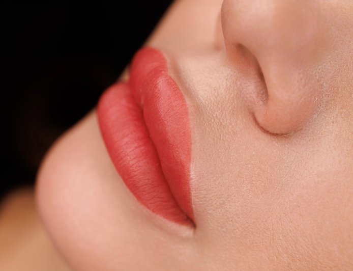 Vollschattierung der Lippen mit Permanent Make-up