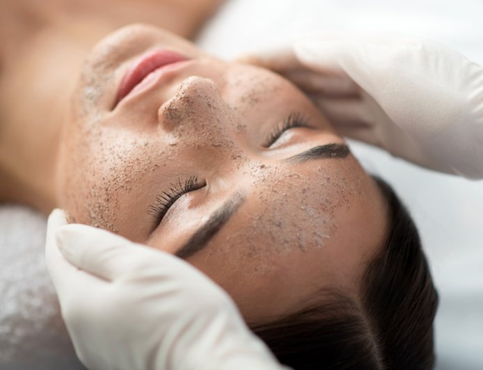 Peeling - Der sichtbare Neubeginn – Wie professionelle Peelings die Haut tiefgreifend erneuern
