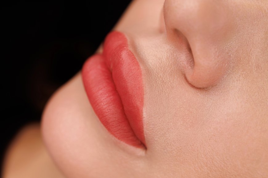 Vollschattierung der Lippen mit Permanent Make-up